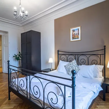 Royal Road Apartment *