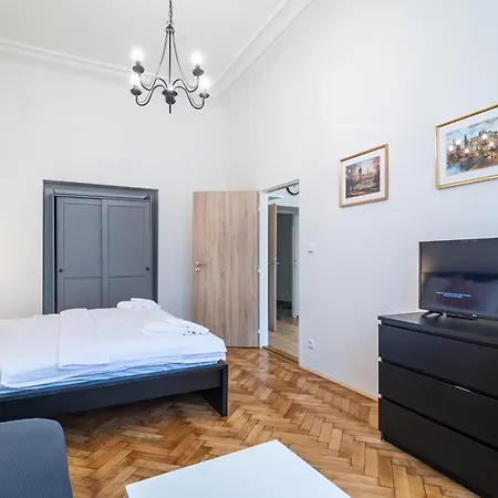 Royal Road Apartment *