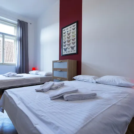 ロイヤル ロード レジデンス アパート *